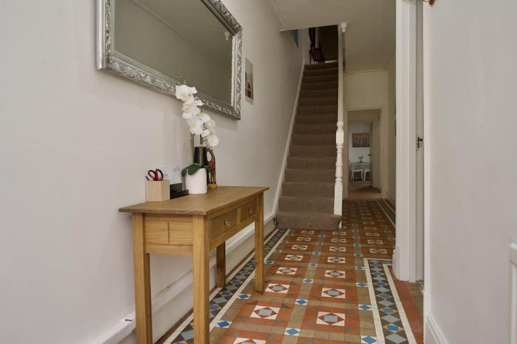 Holiday home 6br, Free Parking, Wifi, Smarttvs, Sleeps 16