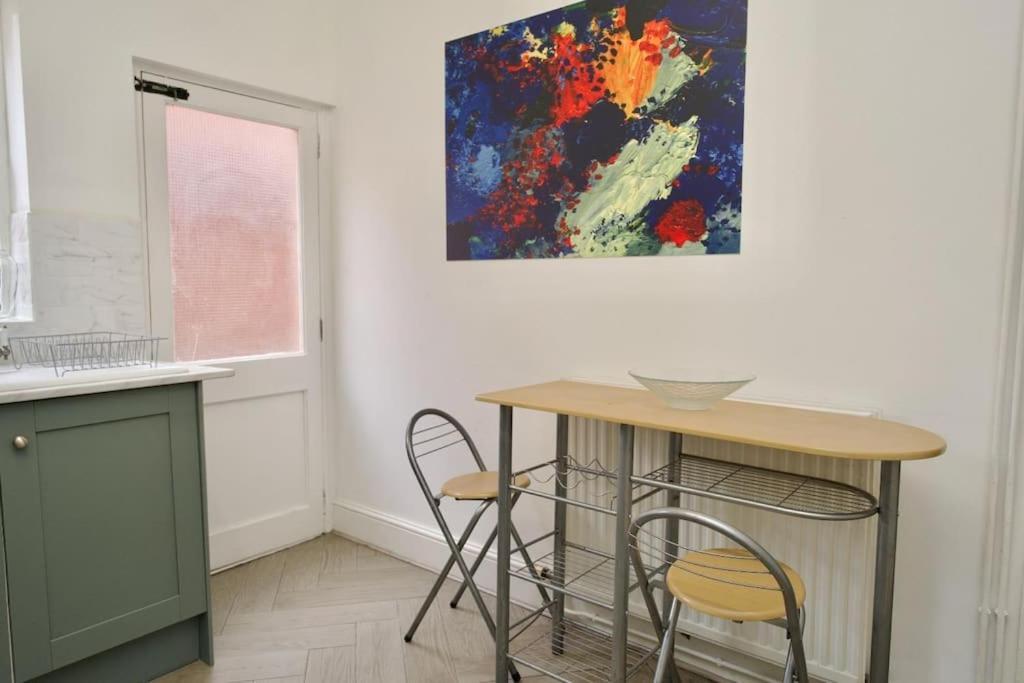 6br, Free Parking, Wifi, Smarttvs, Sleeps 16 Holiday home