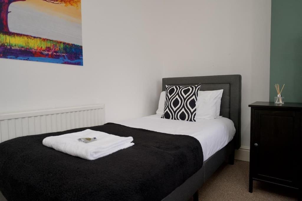 6br, Free Parking, Wifi, Smarttvs, Sleeps 16 Holiday home *