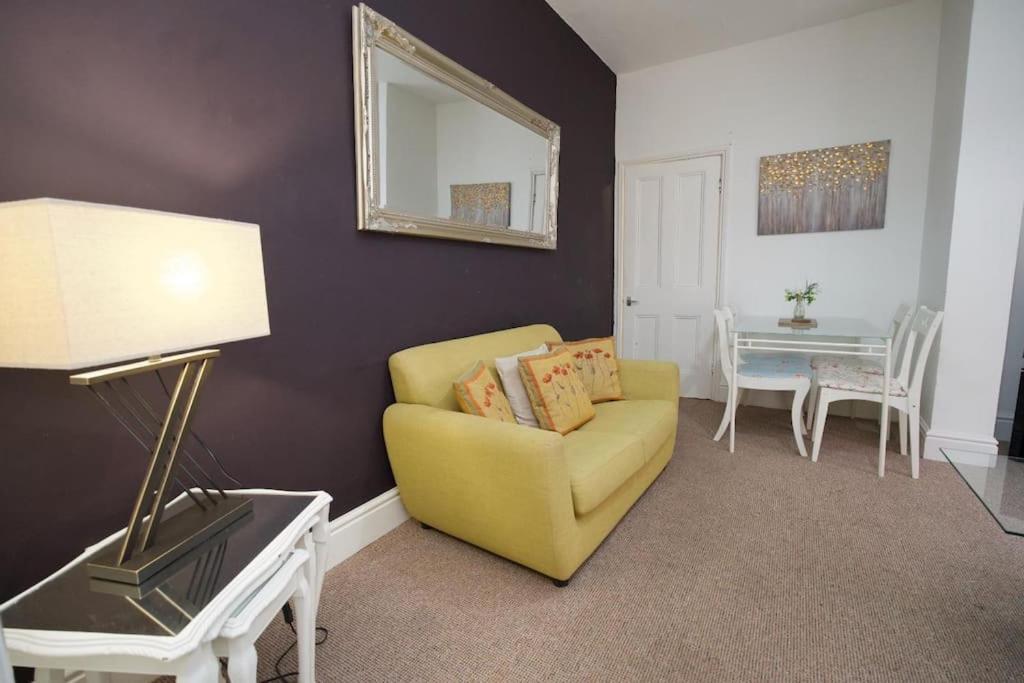 Holiday home 6br, Free Parking, Wifi, Smarttvs, Sleeps 16 *