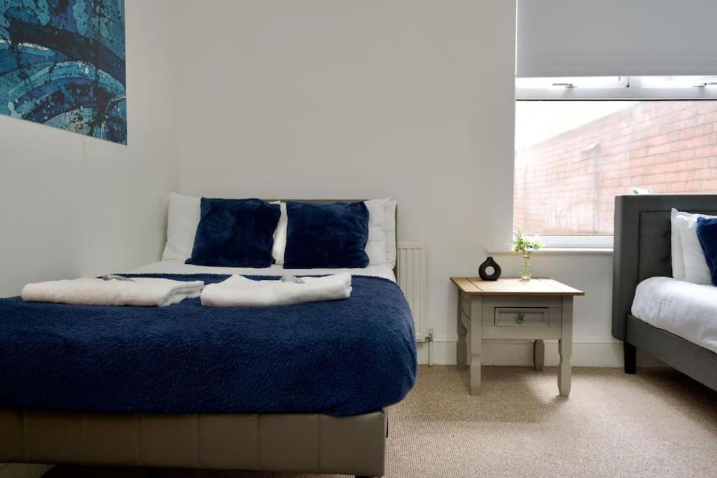 Holiday home 6br, Free Parking, Wifi, Smarttvs, Sleeps 16 Coventry