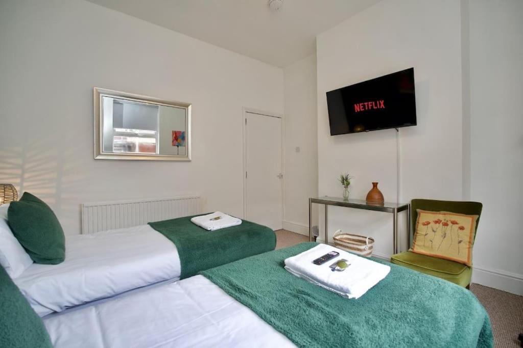 6br, Free Parking, Wifi, Smarttvs, Sleeps 16 Coventry