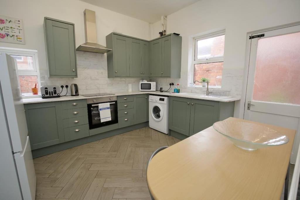 6br, Free Parking, Wifi, Smarttvs, Sleeps 16 * Coventry