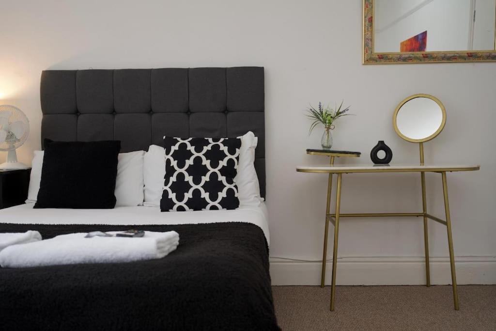 6br, Free Parking, Wifi, Smarttvs, Sleeps 16 Holiday home