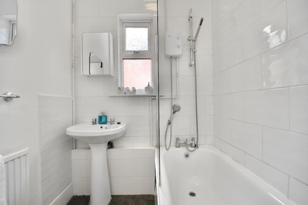 6br, Free Parking, Wifi, Smarttvs, Sleeps 16 Holiday home *