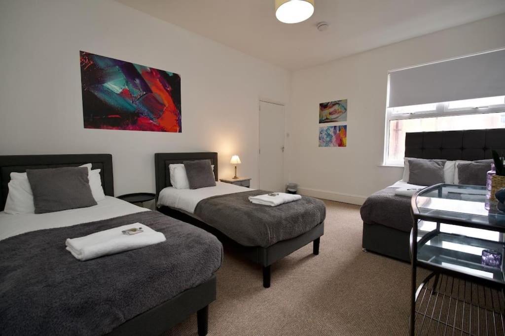 Holiday home 6br, Free Parking, Wifi, Smarttvs, Sleeps 16 *