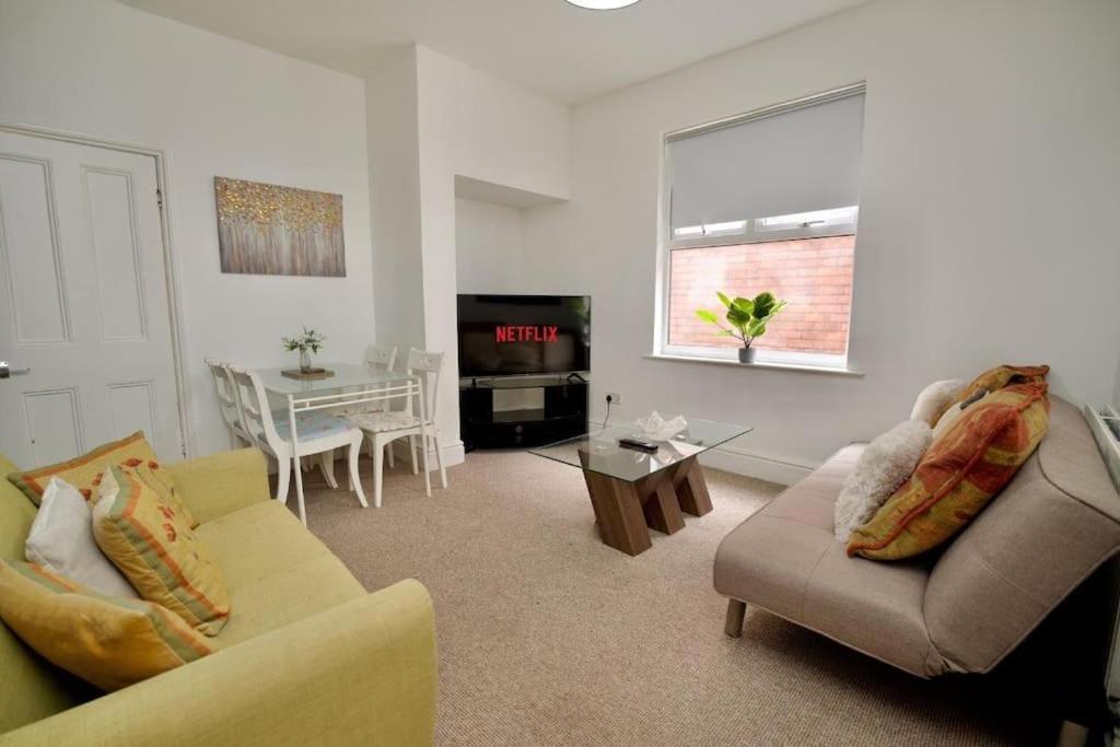 Holiday home 6br, Free Parking, Wifi, Smarttvs, Sleeps 16 Coventry