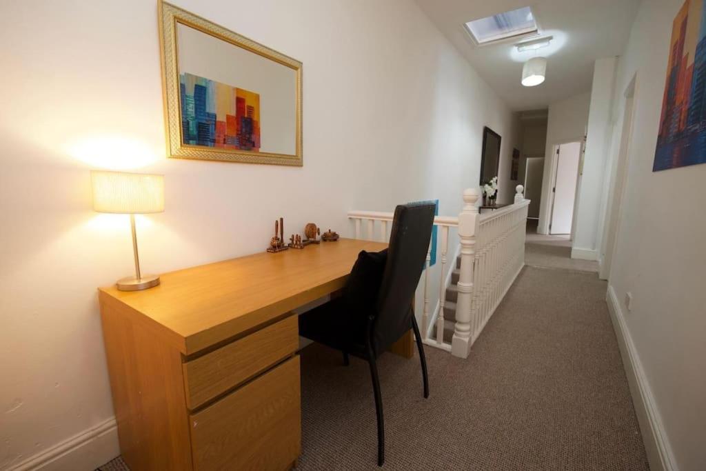 6br, Free Parking, Wifi, Smarttvs, Sleeps 16 Holiday home