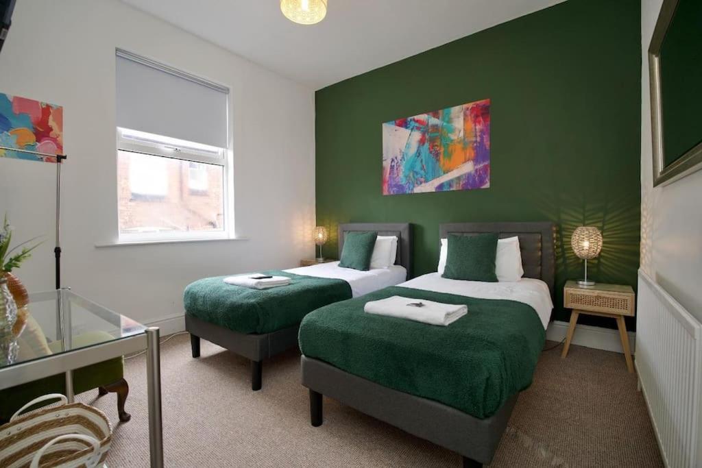 Holiday home 6br, Free Parking, Wifi, Smarttvs, Sleeps 16