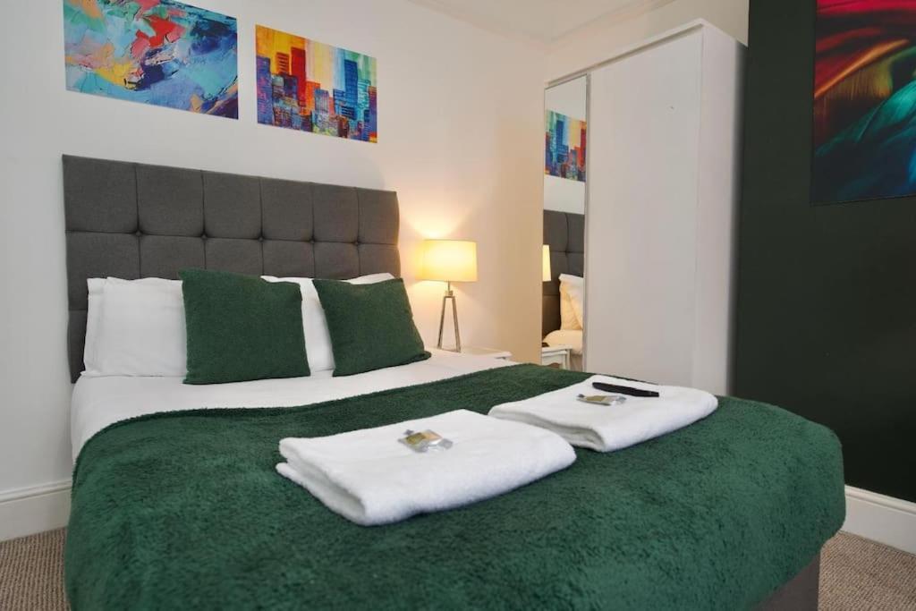 6br, Free Parking, Wifi, Smarttvs, Sleeps 16 Holiday home *