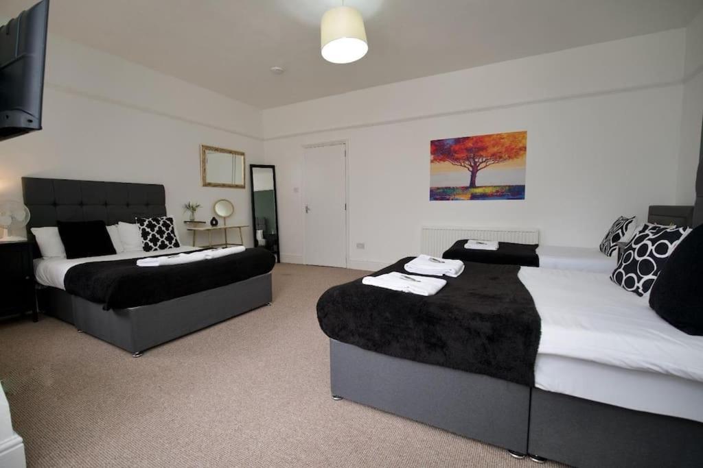 Holiday home 6br, Free Parking, Wifi, Smarttvs, Sleeps 16 *