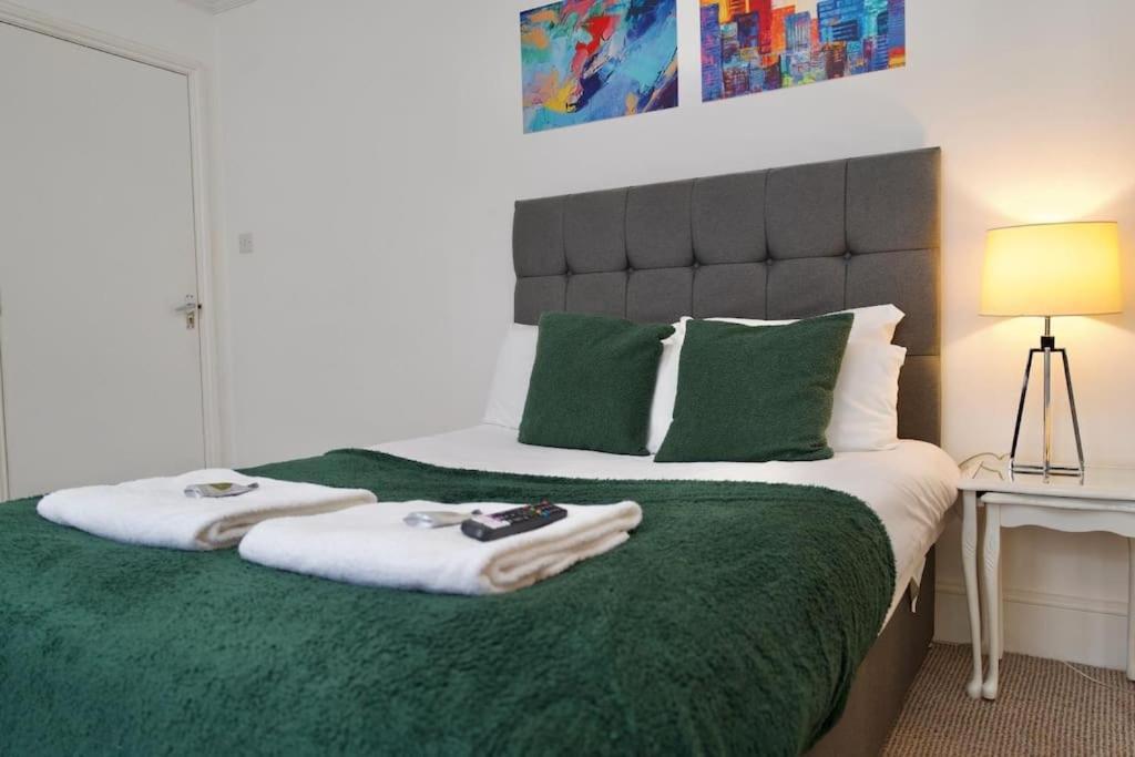 Holiday home 6br, Free Parking, Wifi, Smarttvs, Sleeps 16 Coventry