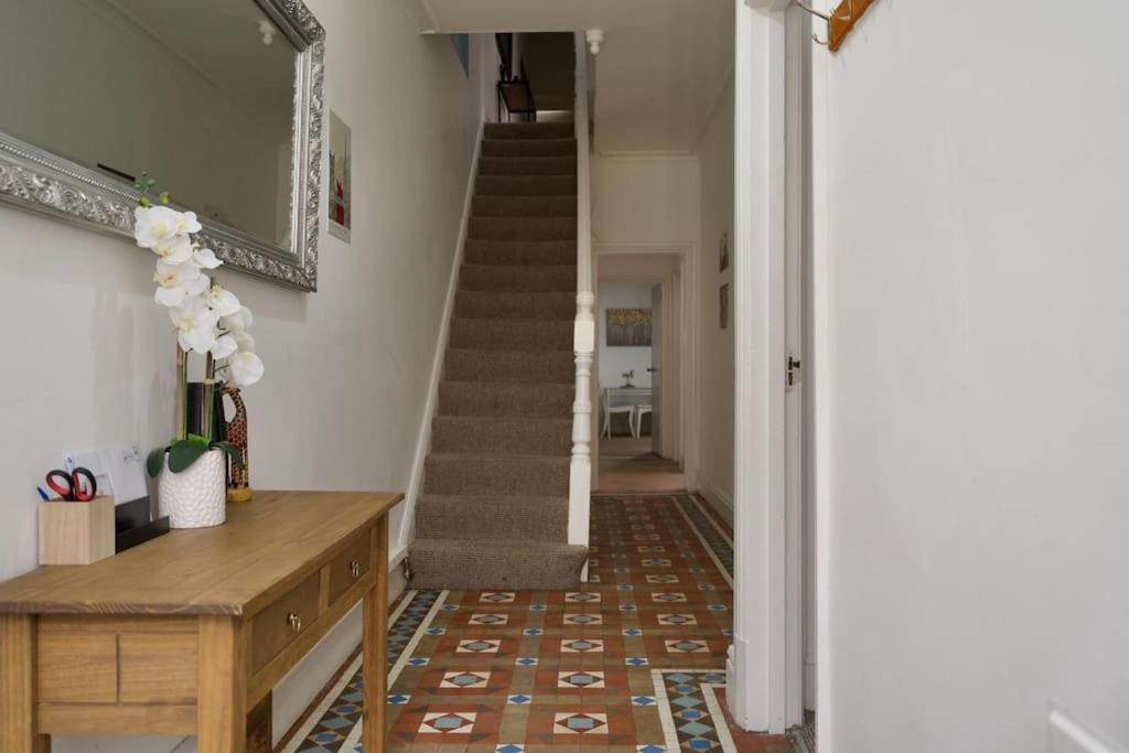 6br, Free Parking, Wifi, Smarttvs, Sleeps 16 Holiday home *