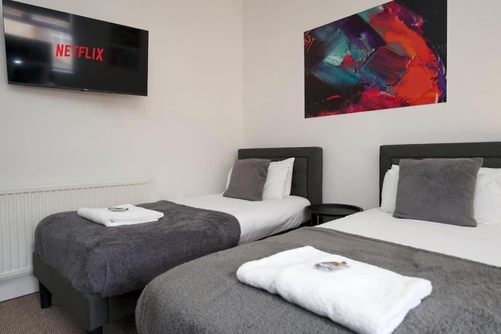 Holiday home 6br, Free Parking, Wifi, Smarttvs, Sleeps 16 *