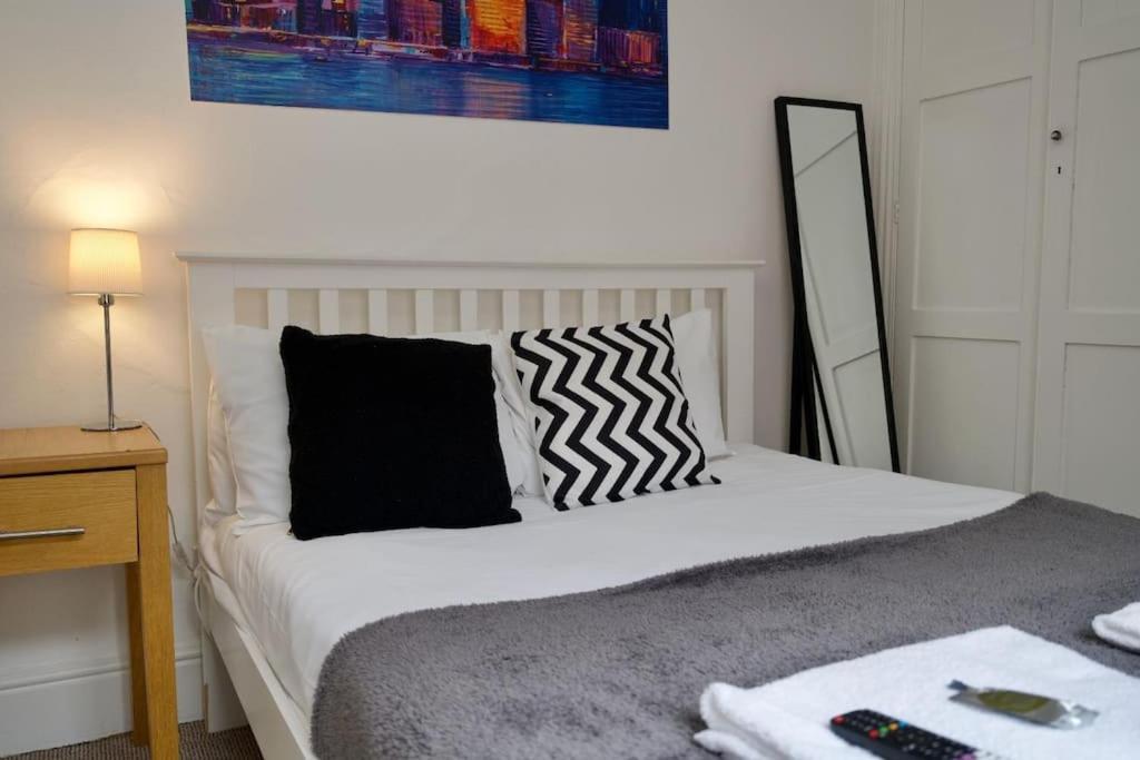 6br, Free Parking, Wifi, Smarttvs, Sleeps 16 Holiday home Coventry