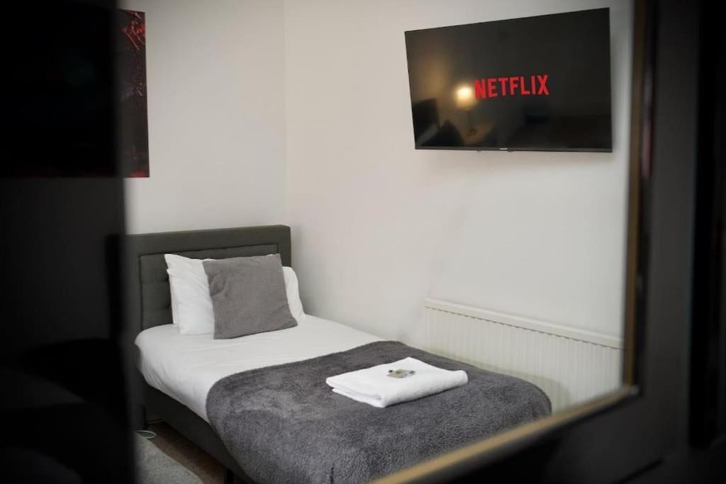 6br, Free Parking, Wifi, Smarttvs, Sleeps 16 Coventry