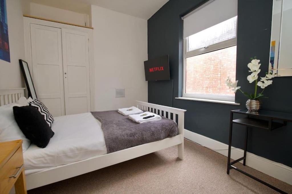 Holiday home 6br, Free Parking, Wifi, Smarttvs, Sleeps 16