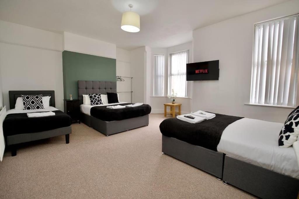 Holiday home 6br, Free Parking, Wifi, Smarttvs, Sleeps 16 *
