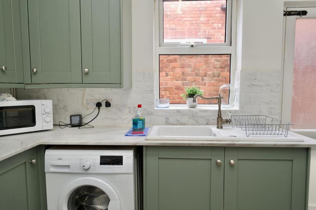 6br, Free Parking, Wifi, Smarttvs, Sleeps 16 Holiday home Coventry