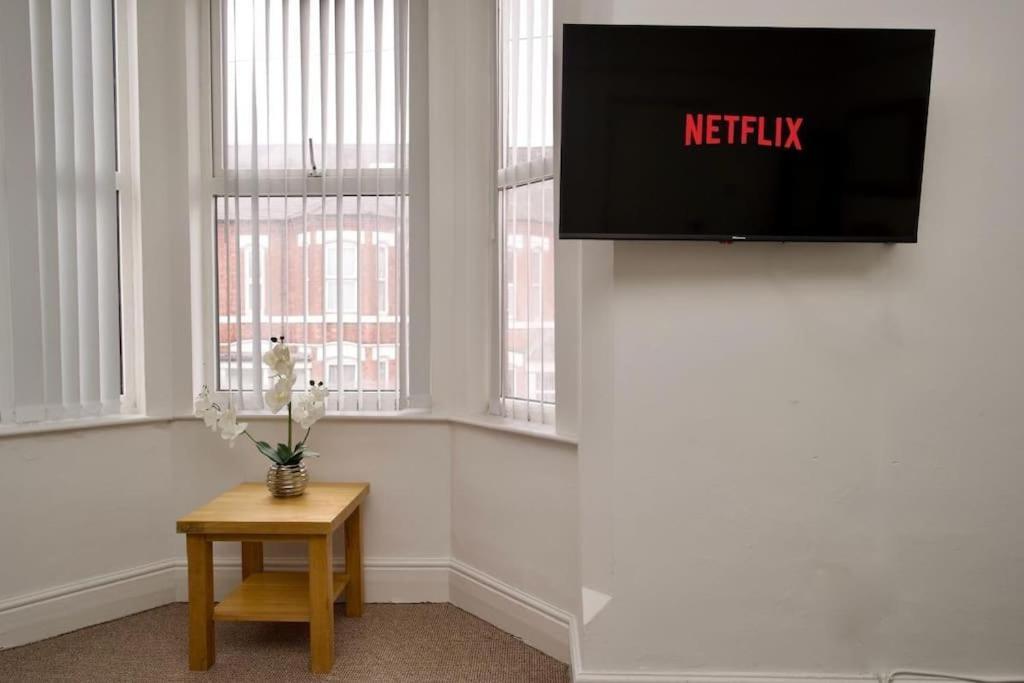 Holiday home 6br, Free Parking, Wifi, Smarttvs, Sleeps 16 Coventry